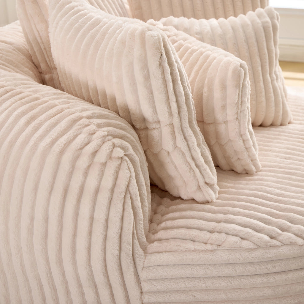 Poltrona rotonda beige con poggiapiedi e 5 cuscini