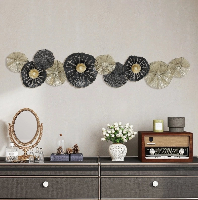 Decorazione da parete in metallo 134x7x29 cm con dischi circolari; nera
