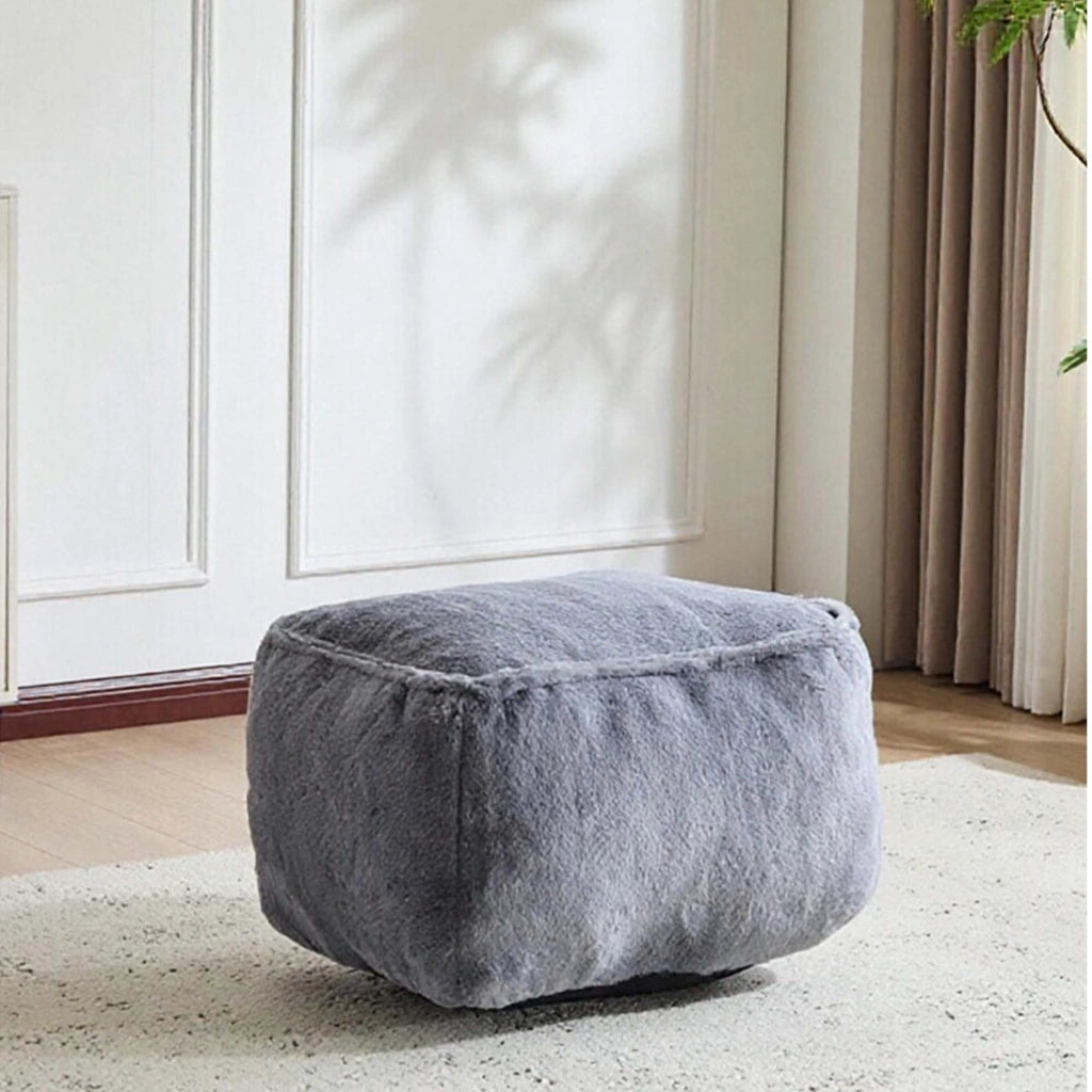 Poltrona con pouf in pelliccia sintetica grigia