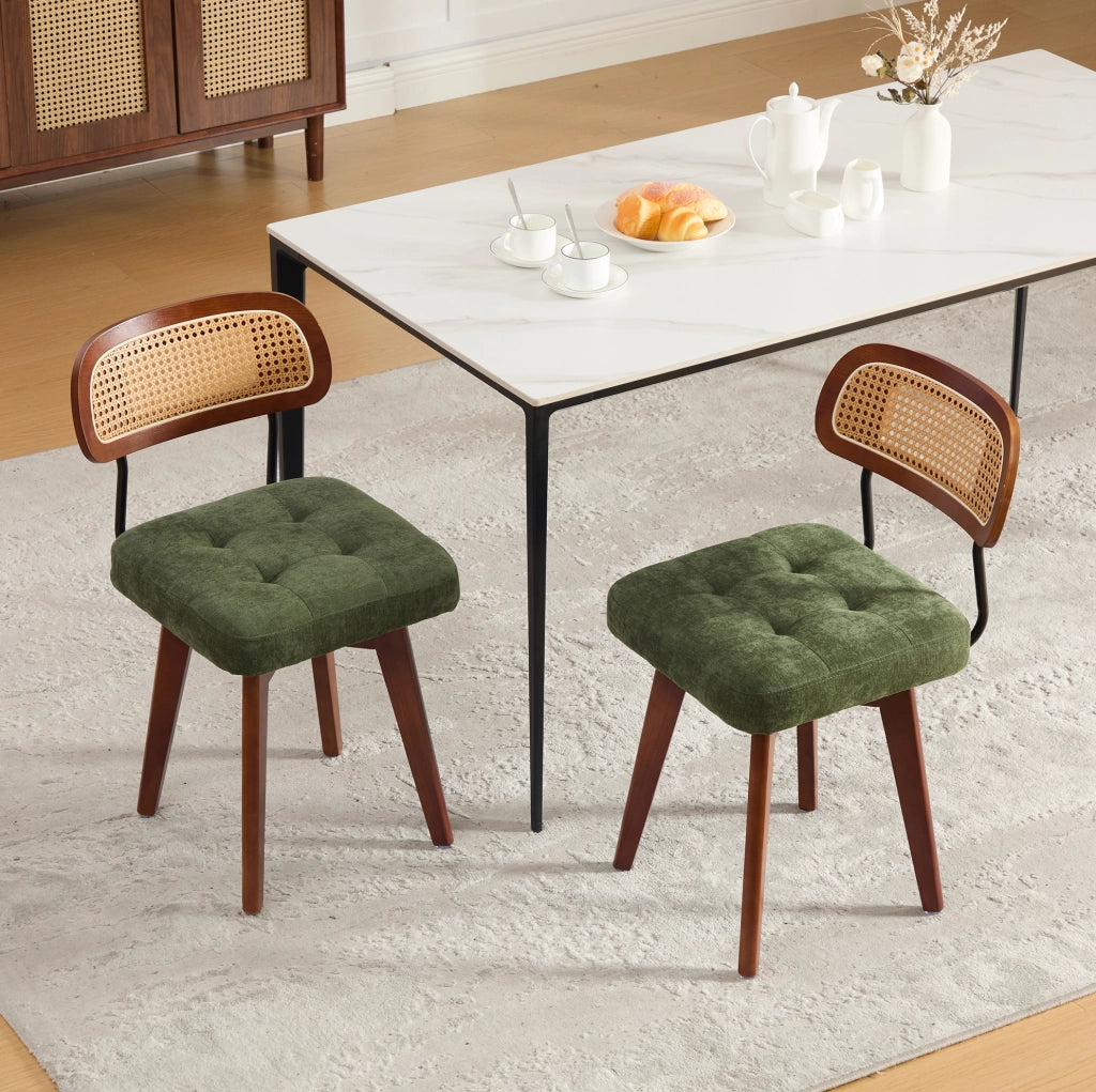 Sedia girevole verde in ciniglia con schienale in rattan