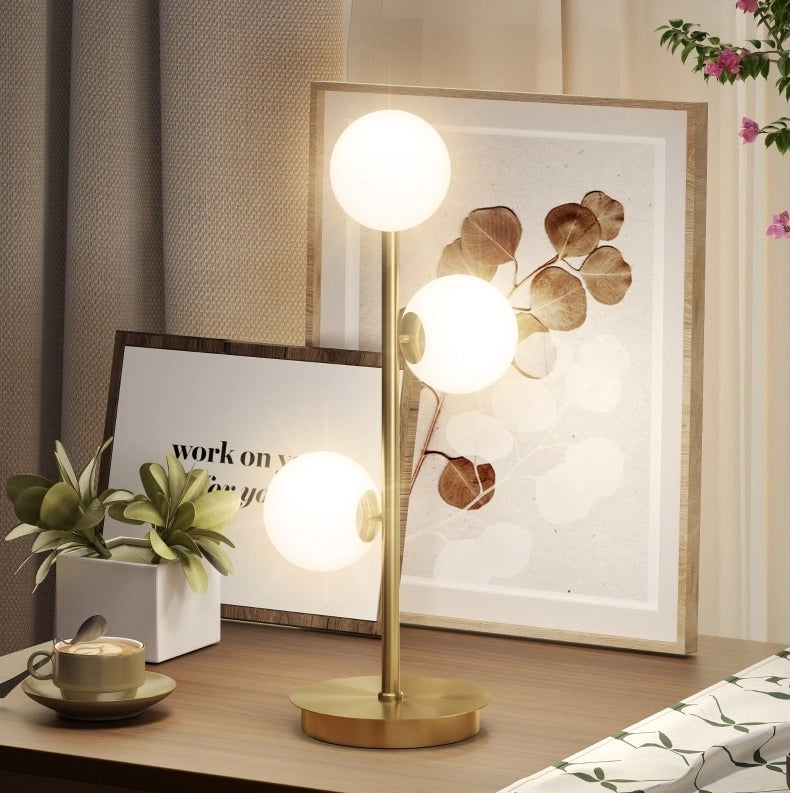 Lampada da tavolo 24 x 24 x 53 cm a 3 globi finitura ottone, base stabile
