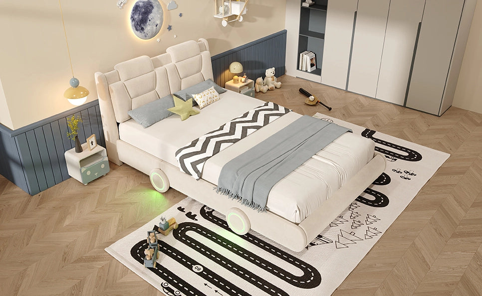 Letto imbottito per bambini 140x200 cm in flanella crema con design auto e testiera regolabile