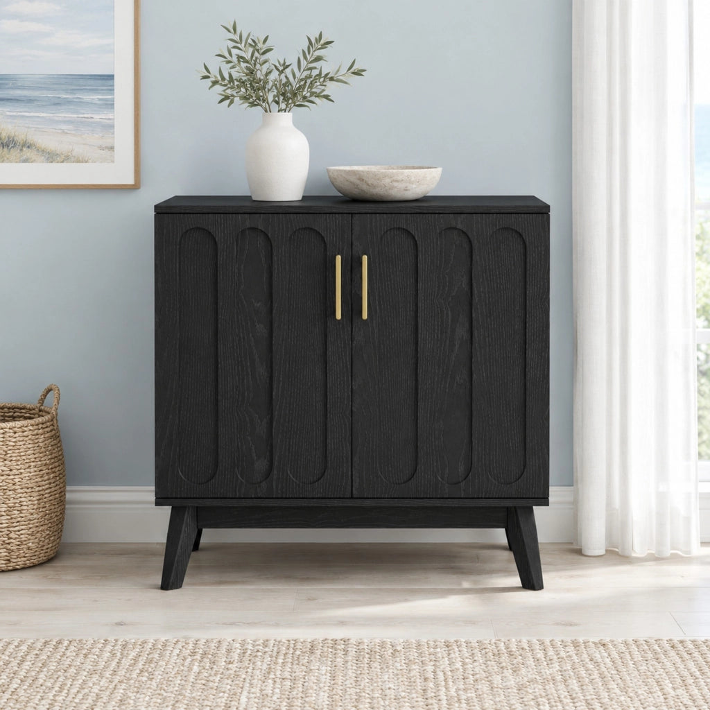 Credenza nera con ante scanalate e ripiani regolabili