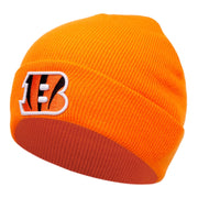 Cappelli ricamati con la lettera B, colore arancione