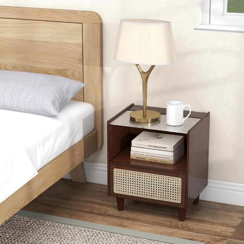 Set 2 Comodino in Bambù, Comodone da Letto con Cassetto in Rattan e Scomparto Aperto, Tavolino con Piano in Vetro, 43 x 35 x 50 cm