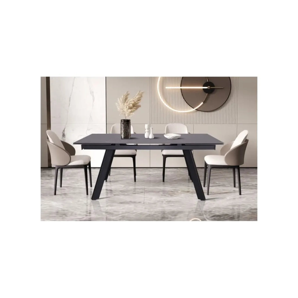 Tavolo da pranzo estensibile per 10 persone con piano in pietra nera della collezione LAROS. Struttura in metallo.