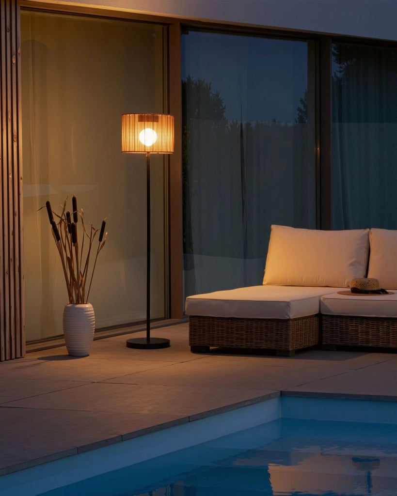 Lampada da terra a energia solare Marrone Materiale sintetico Base in ferro LED Giardino Patio A basso consumo energetico