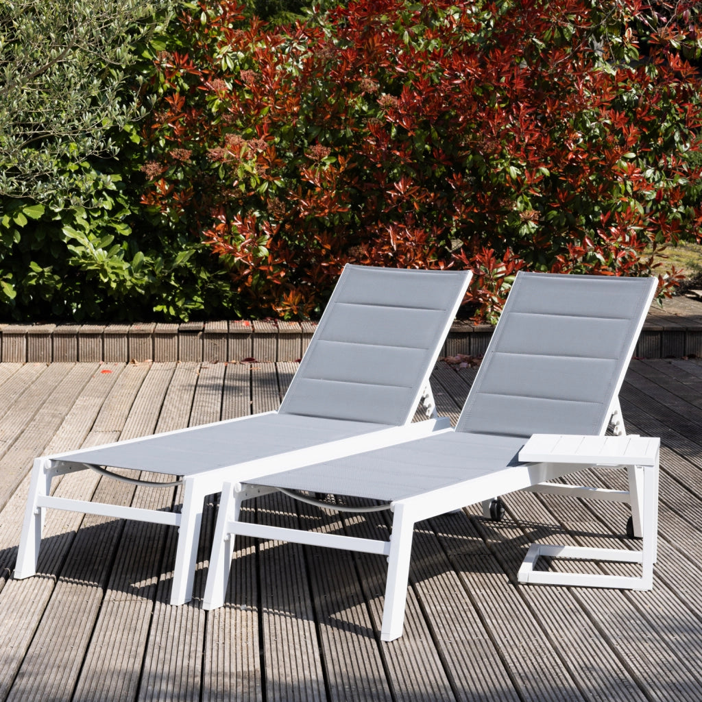 Set di 2 lettini BARBADOS in textilene grigio eTavolino - alluminio bianco