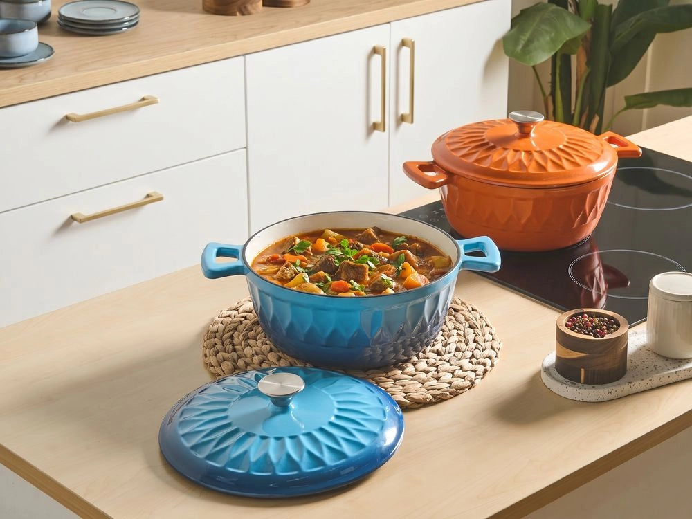 Casseruola in ghisa smaltata blu con coperchio e manico in acciaio inossidabile adatta al forno e compatibile con tutti i tipi di piano cottura