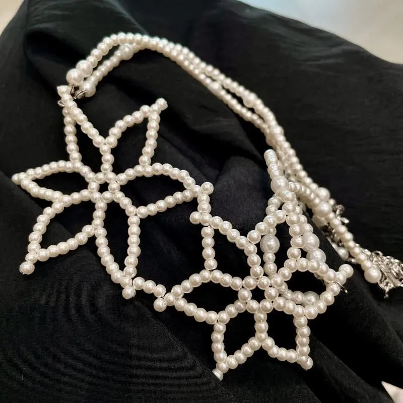 Collana con fiore di perle intrecciato a mano, regalo di Natale o di compleanno.