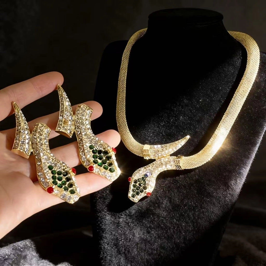 Collana a serpente e orecchini a forma di serpente con diamanti, dal design vintage, sofisticati e versatili.