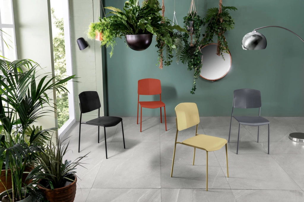 Sedia Mars Gialla impilabile in polipropilene con gambe in metallo resistente - Design moderno ergonomico per ambienti interni