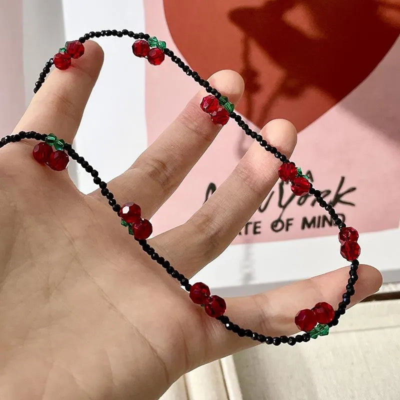 Collana con ciliegie e perline di cristallo nero fatte a mano, regalo di Natale o compleanno.