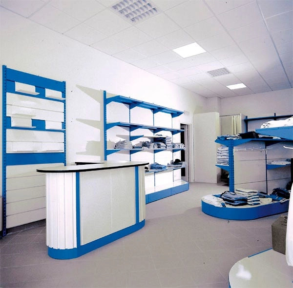 Arredo negozio con scaffalatura a parete verniciata cm. 80x50x300h