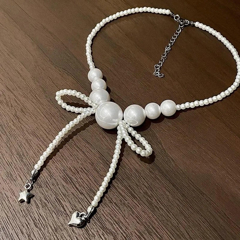 Collana con fiocco grande e perle, realizzata a mano, regalo di Natale o di compleanno.