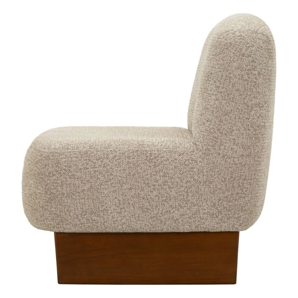 Poltrona Japandi in boucle' con base in legno scuro