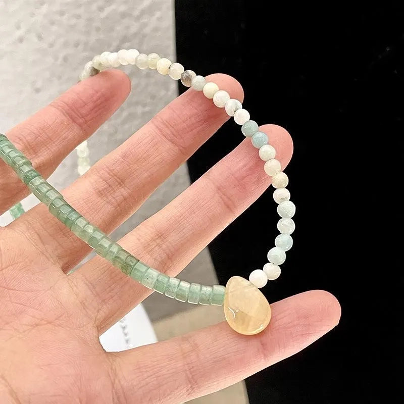 Collana fatta a mano con perline di pietra verde: gioiello leggero con perline.