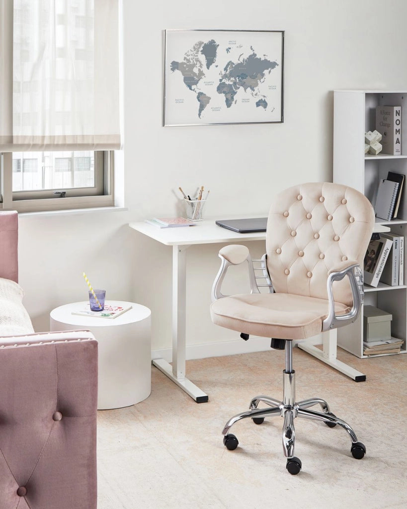 Sedia da ufficio in velluto beige con altezza regolabile e schienale trapuntato stile retrò moderno