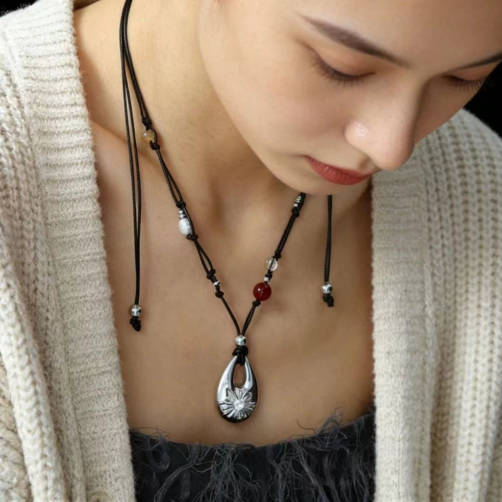 Collana con fiore a goccia in metallo traforato