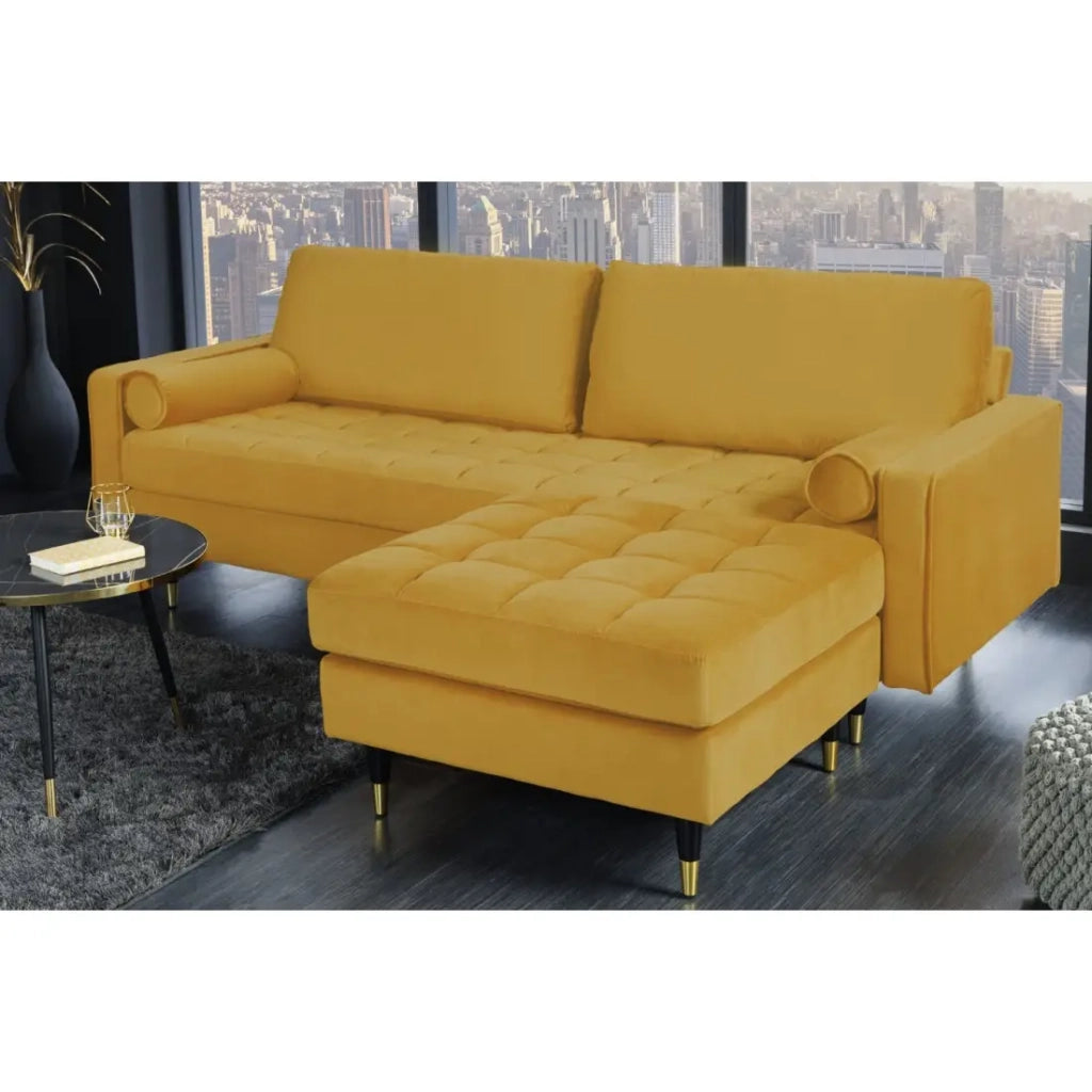 Divano ad angolo reversibile KOLIRI giallo – Divano design in velluto con pouf abbinato