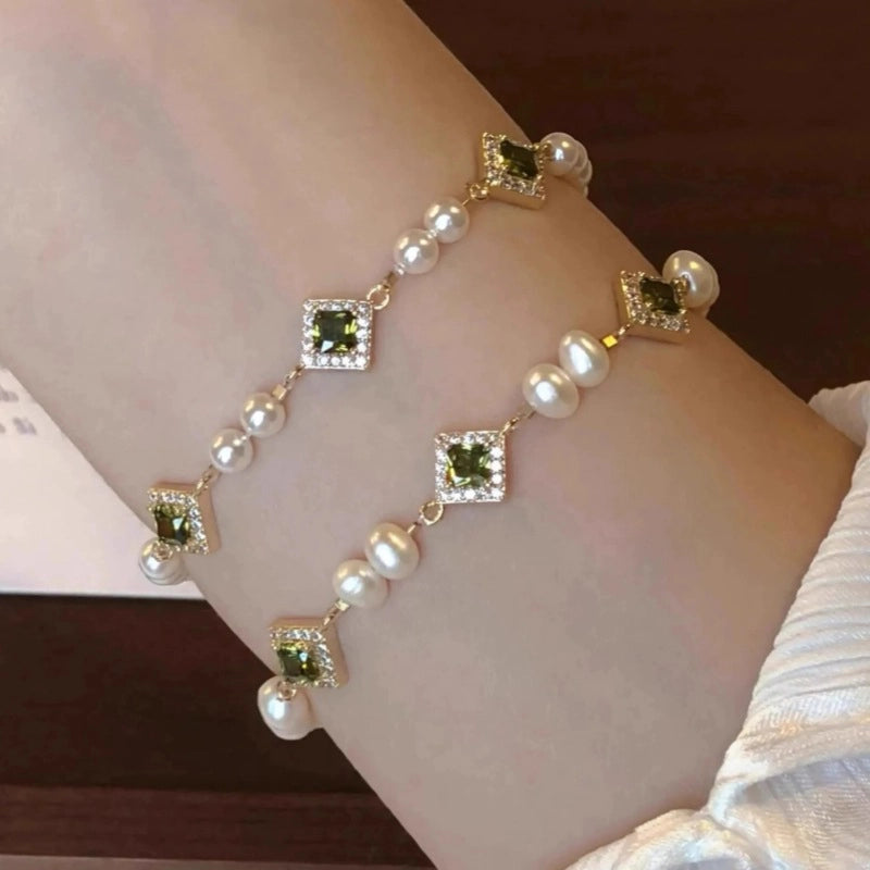 Bracciale con perle e zirconi a forma di rombo verde
