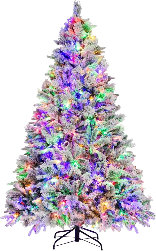 Albero di Natale Innevato 136/180/210 cm, Albero di Natale con 160/240/320 Luci LED, 472/850/1270 Rami di PE e PVC, 26/34/40 Pigne, Aghi di Pino e 8 Modalità di Illuminazione (136 CM)