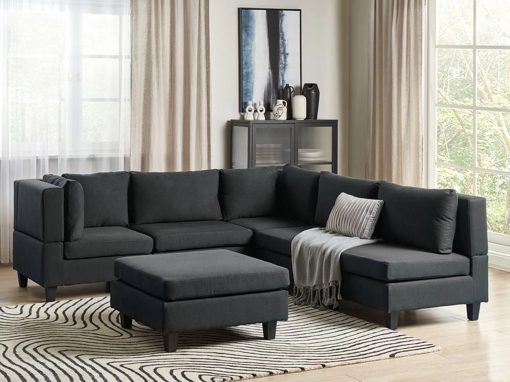 Divano componibile a 5 posti imbottito lato destro in tessuto nero con gambe nere e pouf stile moderno