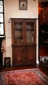 Credenza cristalliera in legno 2 ante noce scuro arte povera mod goccia