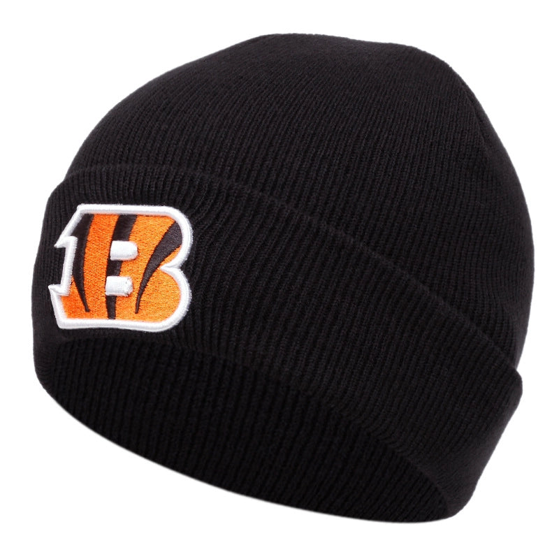 Cappelli neri con lettera B ricamata
