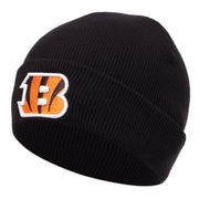 Cappelli neri con lettera B ricamata