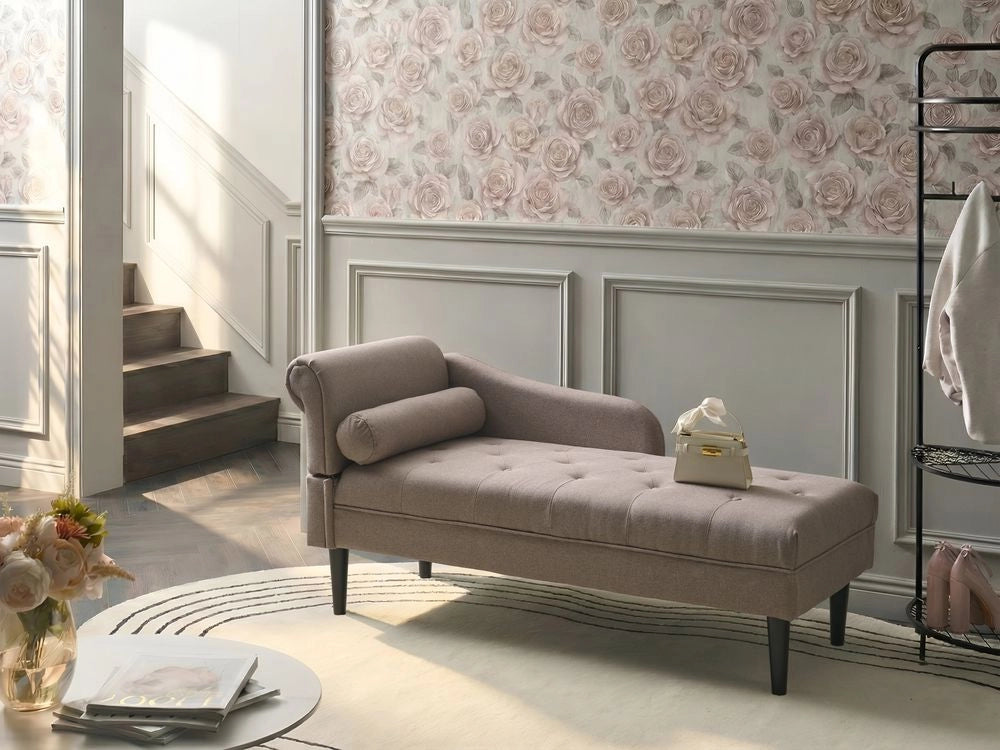 Chaise longue sinistra in tessuto tortora imbottita con cuscino facile da pulire, gambe in legno, soggiorno moderno