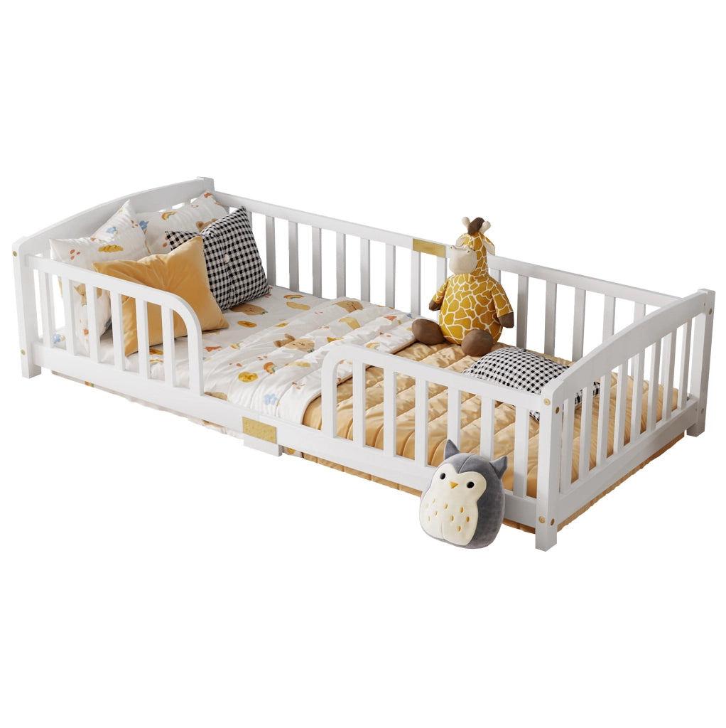 Letto a pavimento 90x200 cm con ingresso centrale; legno di pino e multistrato bianco