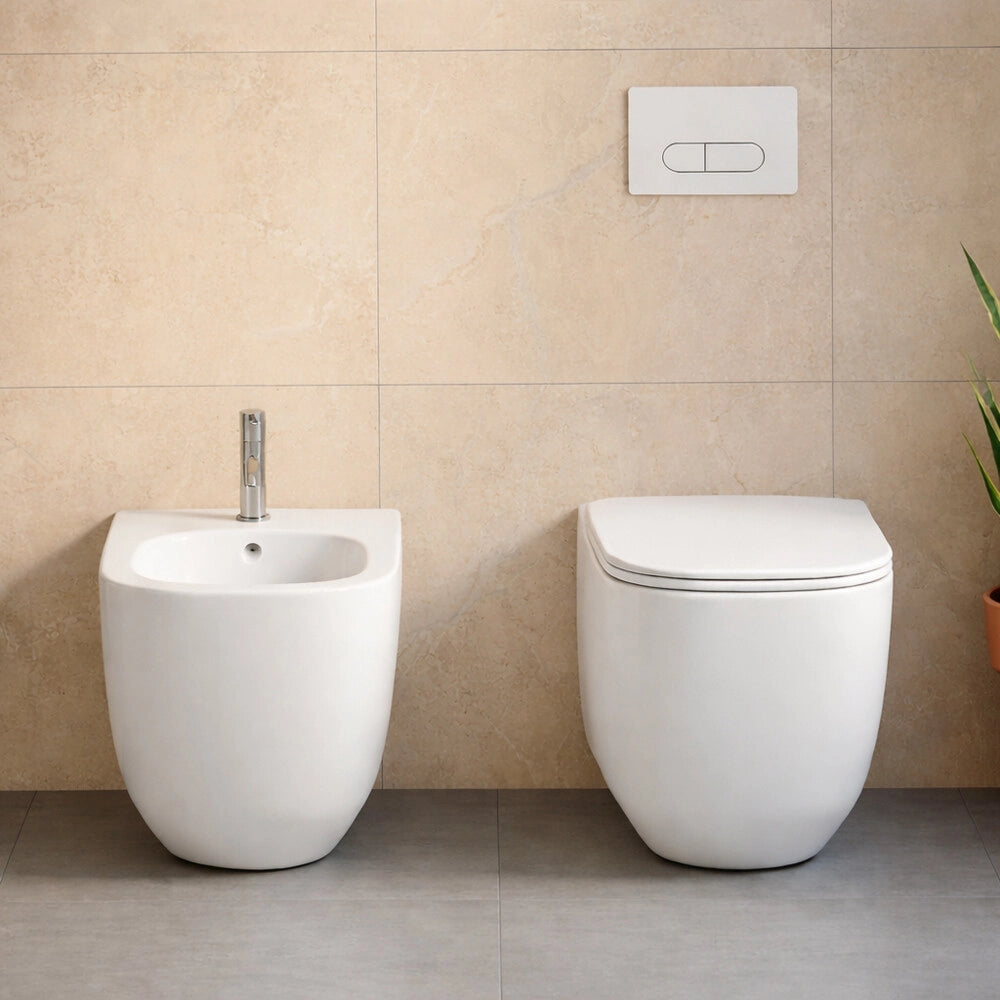 Wc filo muro bianco opaco con scarico tornado e design arrotondato Kora