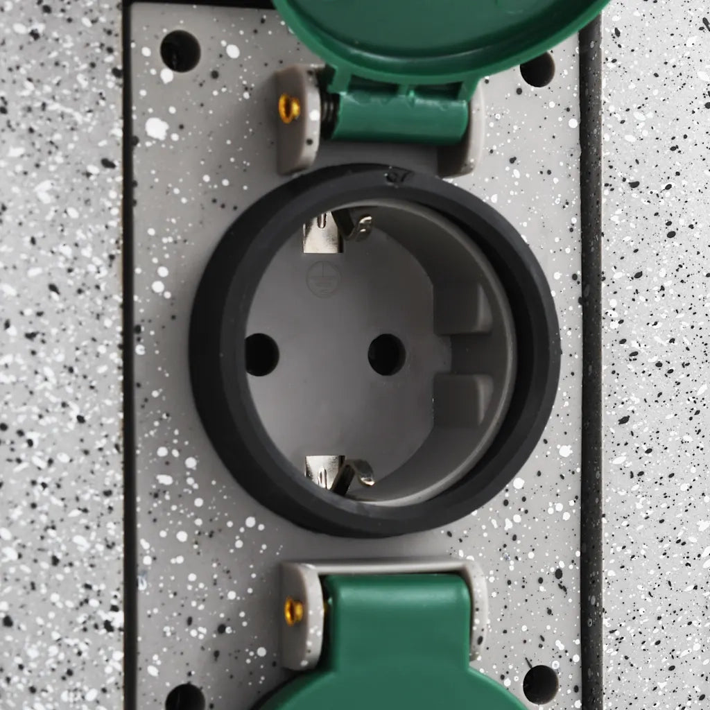 Presa Elettrica da Giardino con Sensore Luce Verticale Plastica CFW9428410