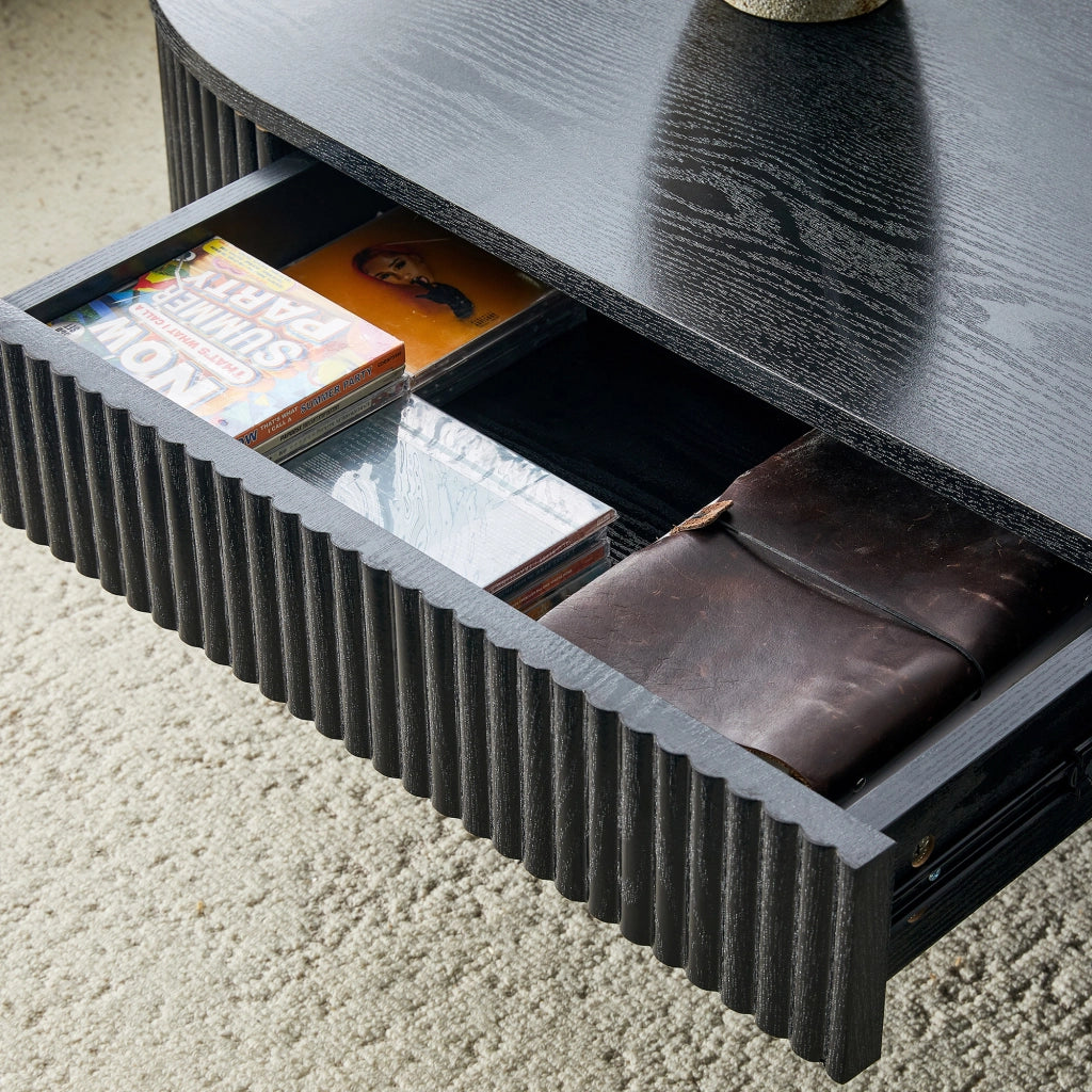 Tavolino basso ovale con cassetto e vano aperto, rivestimento a scanalature, per soggiorno, nero 118 × 65 × 17 cm