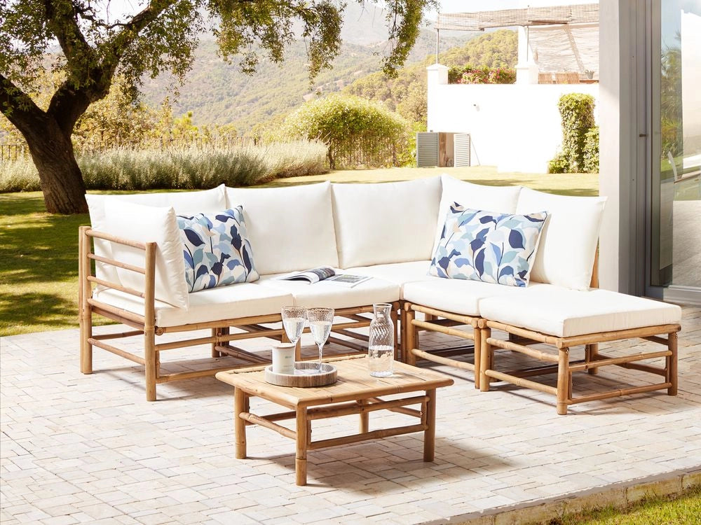 Set angolare da giardino modulare a 5 posti con divano e tavolino in bambù naturale e cuscini bianco crema esterno elegante