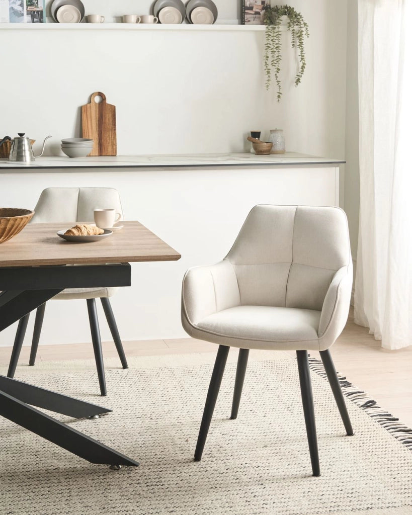 Set di 2 sedie da pranzo imbottite con braccioli, rivestimento in finto lino beige chiaro, base in metallo, design moderno
