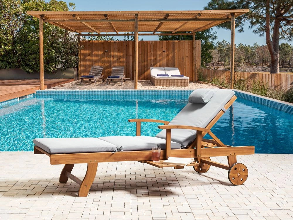 Lettino Prendisole Regolabile con Ruote Legno Acacia e Cuscino grigio chiaro resistente agli agenti atmosferici reclinabile con ruote