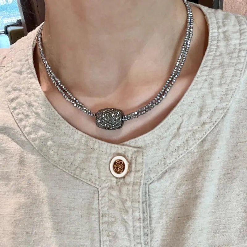 Collana fatta a mano con perline di cristallo nere e grigie, regalo di Natale o di compleanno.