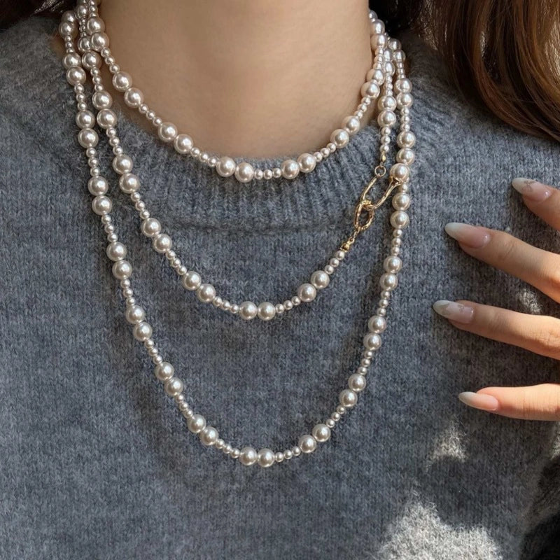 Collana da donna a pi¨´ strati di perle, con perle grandi e piccole, catena per clavicola.