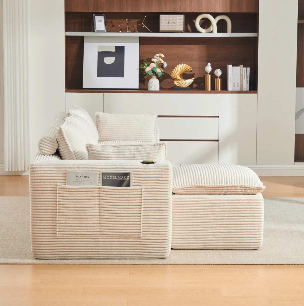 Divano modulare 3 posti in tessuto beige a coste con pouf, cuscini, portabicchieri e tasche laterali