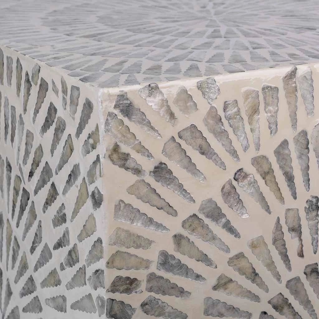 Sgabello in legno rifinito in capiz grigio 35x35x45h cm