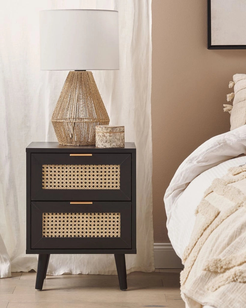 Comodino a 2 cassetti Legno di manifattura nero con cassetti frontali in rattan Comodino con gambe in legno di gomma nero Camera da letto in stile Boho