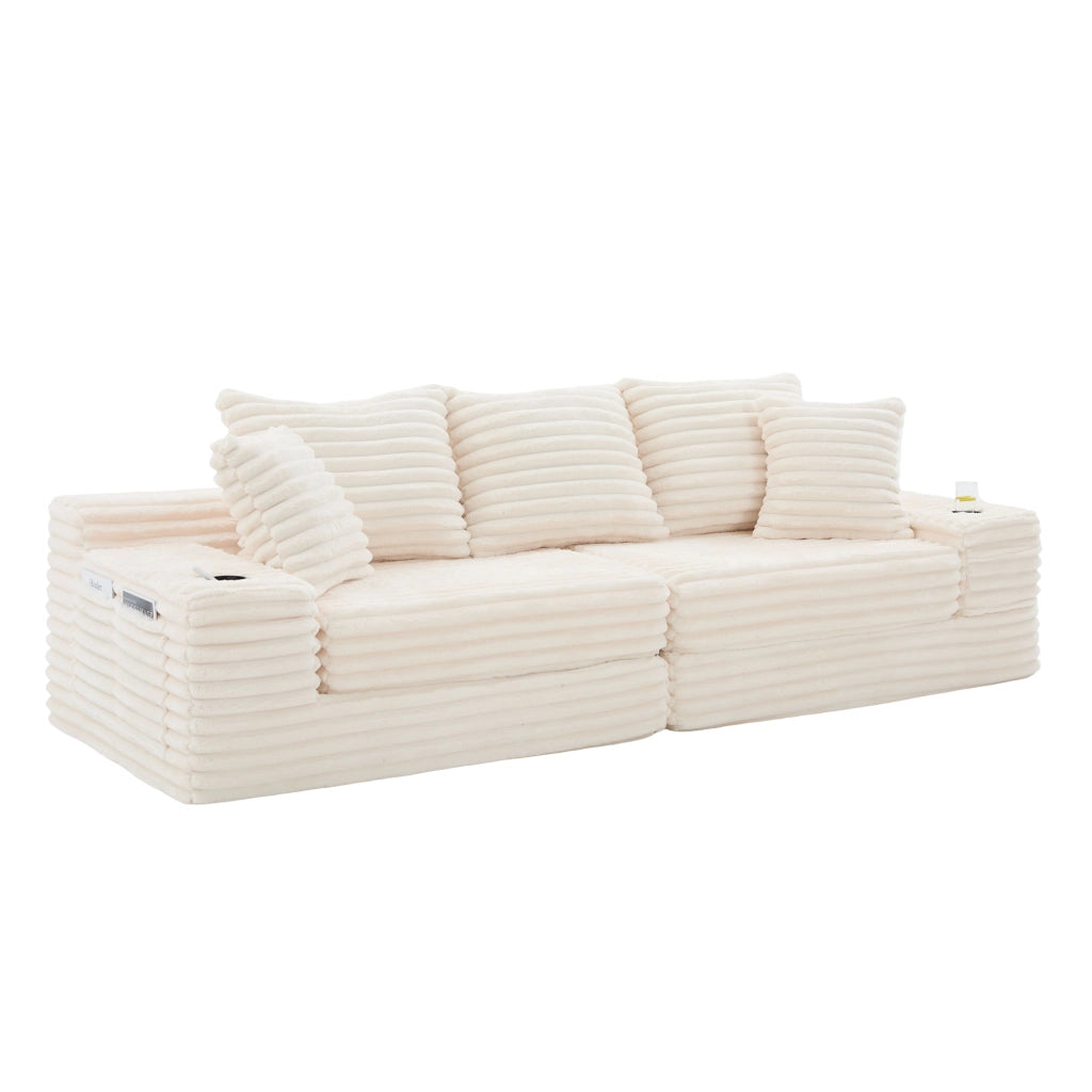 Divano in tessuto corduroy beige con schienale alto, cuscini, tasche laterali e portabicchieri