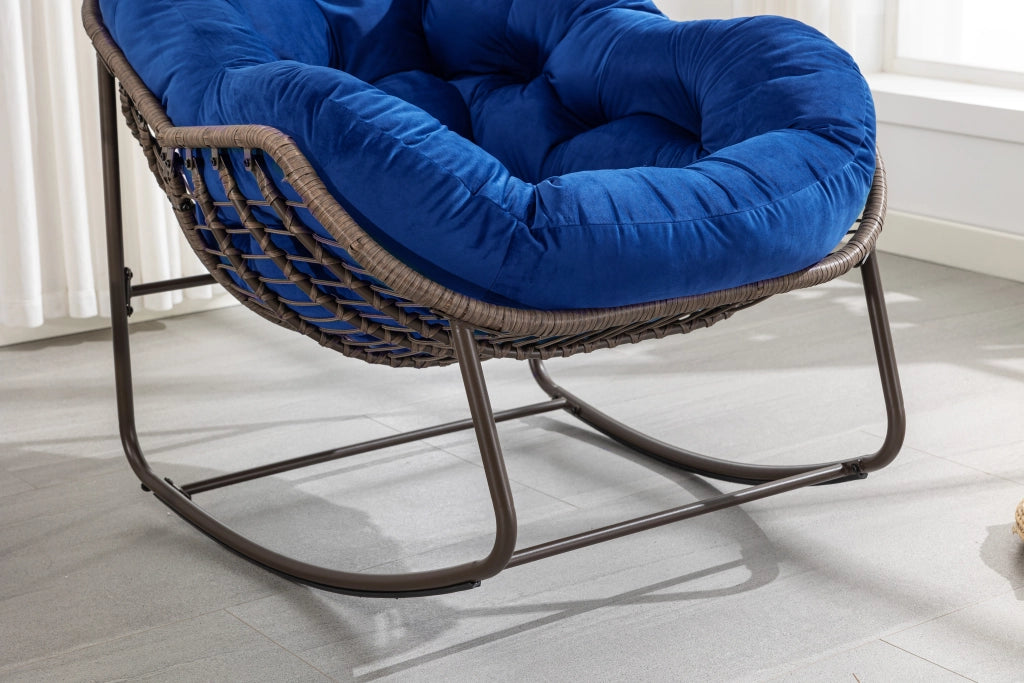 Poltrona a dondolo in rattan sintetico con cuscino imbottito struttura in acciaio e design ergonomico blu navy