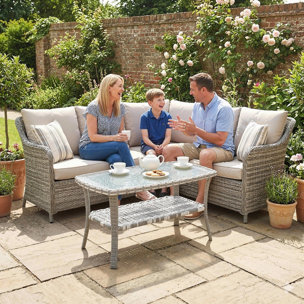 Tavolo da Giardino Rectangolare in Rattan con Piano in Vetro Temprato ¨C Minimal ¨C Grigio Scuro 90x50x45 cm
