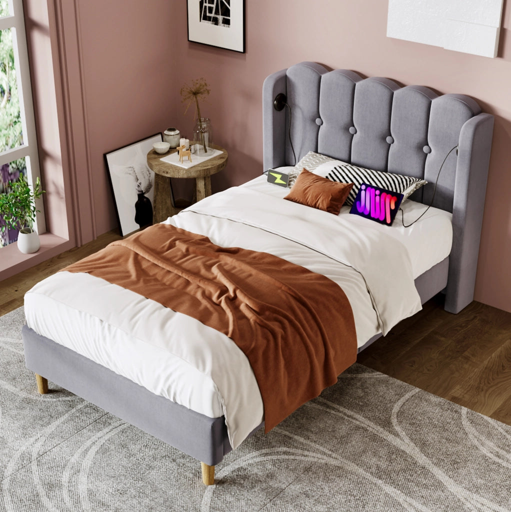 Letto singolo 90x200 in tessuto grigio con USB-C e rete a doghe
