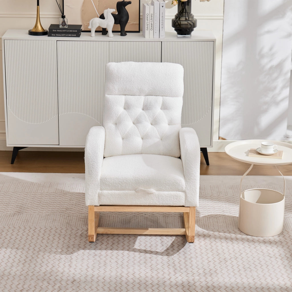 Sedia a dondolo in bouclé con poggiapiedi estraibile e tasche laterali in legno bianco 65,6 × 123 × 102 cm