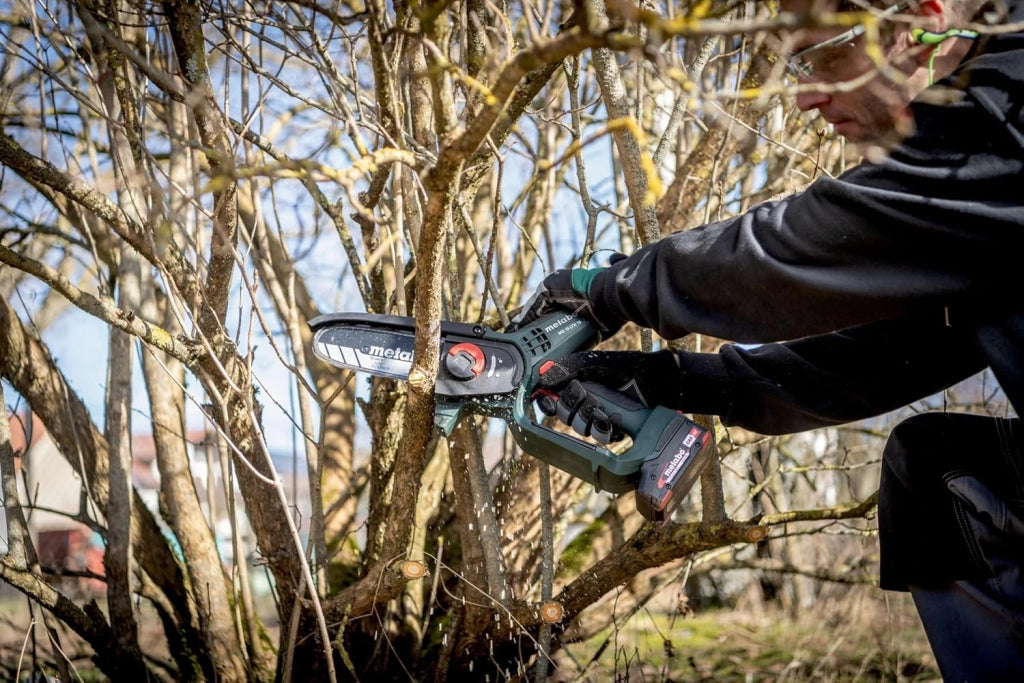 sega per arbusti a batteria MS 18 LTX 15 – 18V, lama da 15 cm – Ideale per la potatura di alberi e rami verdi, alta velocità della catena – Leggera e maneggevole – Inclusa metaBOX
