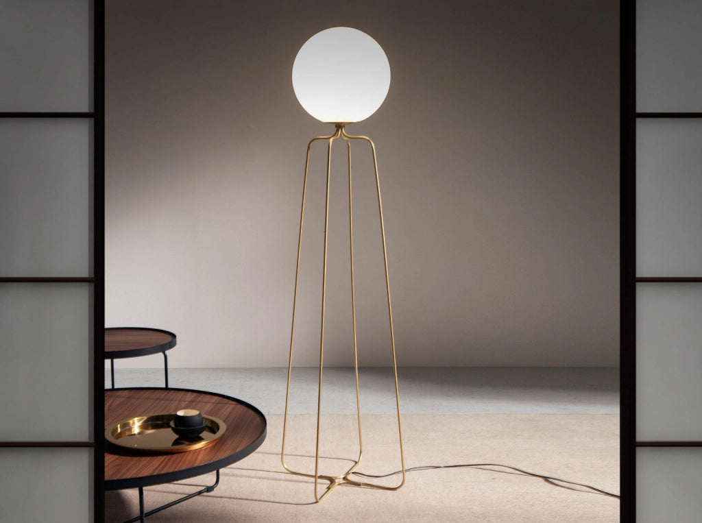 Lampada da terra in acciaio dorato e vetro bianco